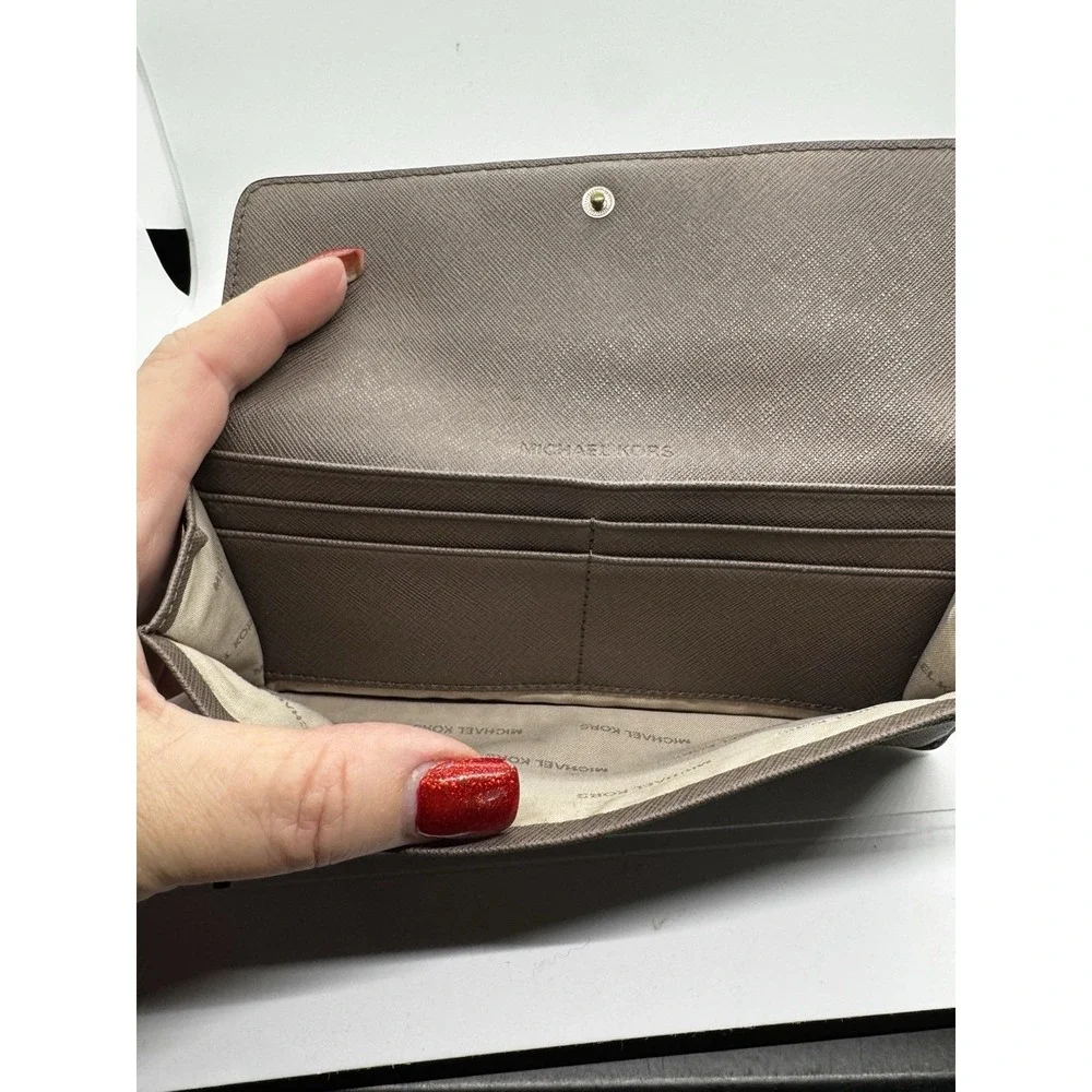 Michael Kors Large Slim Wallet Taupe EUC A8